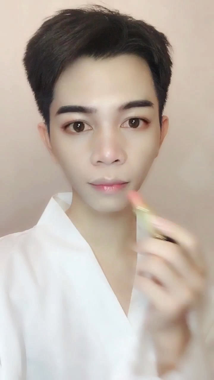 男生教你如何涂口红