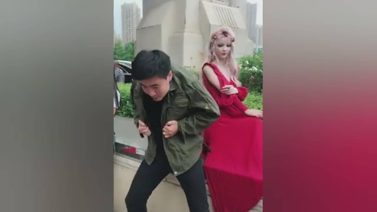 大叔这断头舞好厉害后面的芭比娃娃也超动人