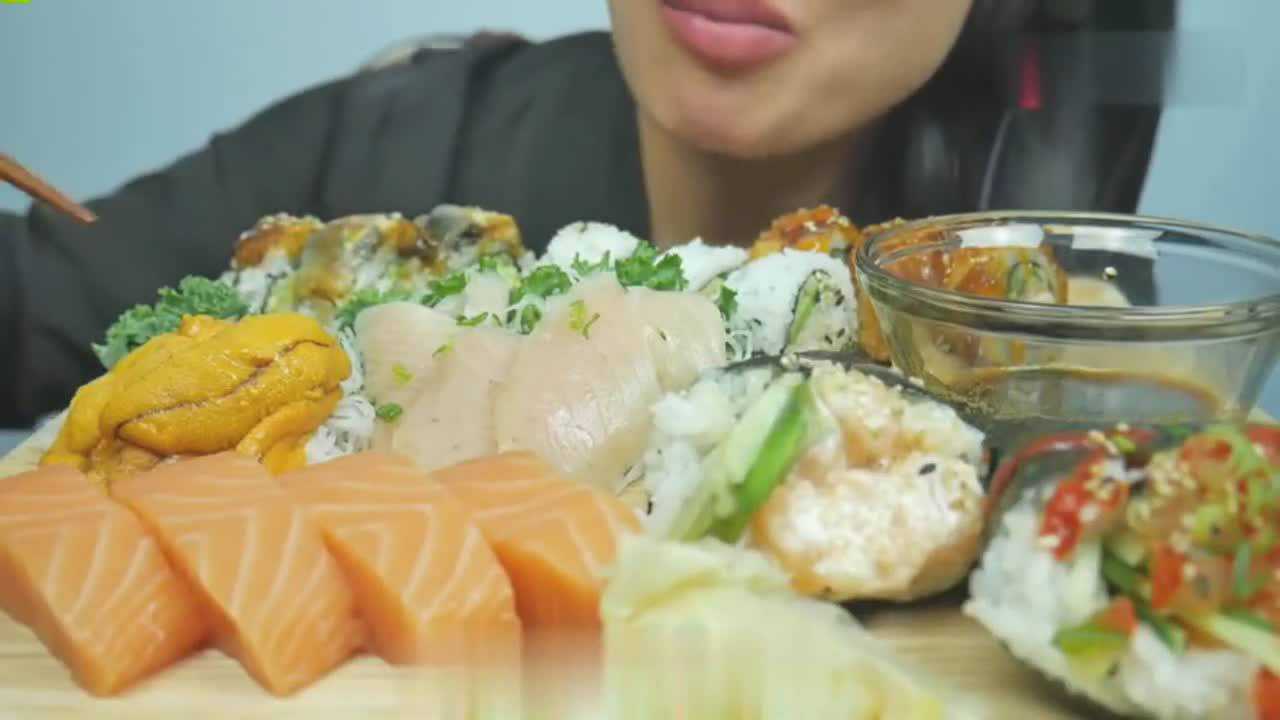吃播微笑姐吃各种寿司,琳琅满目的美食看着都让人忍不住流口水