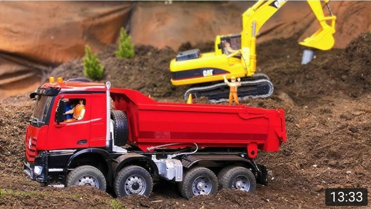 红色翻斗车和挖掘机都在不停的工作