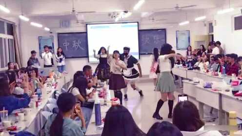 制服少女教室甜美起舞，C位男生超灵活舞姿秒杀全场！ - 腾讯视频