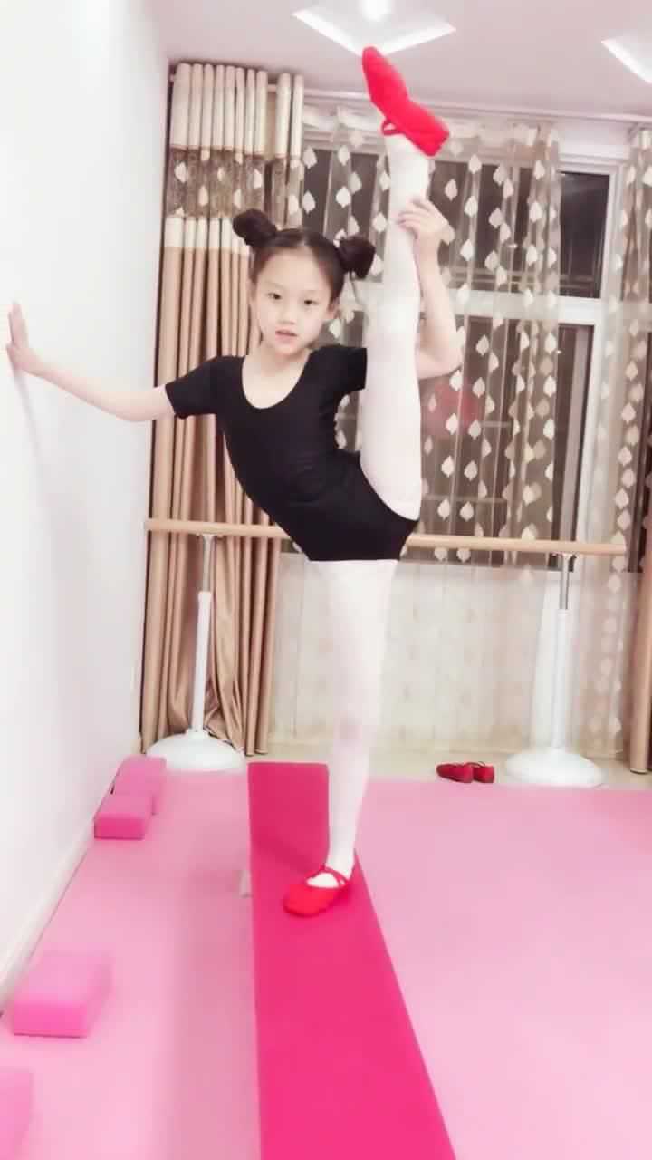 小萝莉在家练习一字马经历过疼痛的小女孩啊