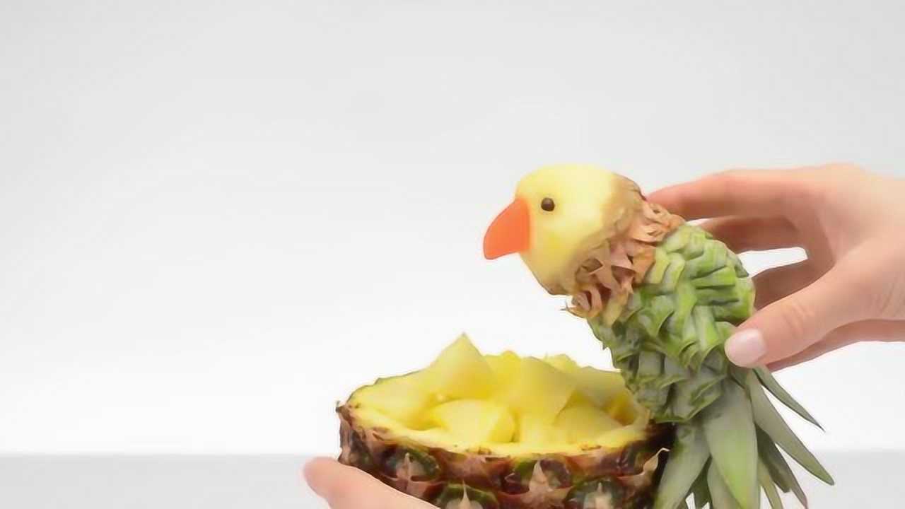 用菠萝做成的鹦鹉在吃菠萝大家有没有见过呢