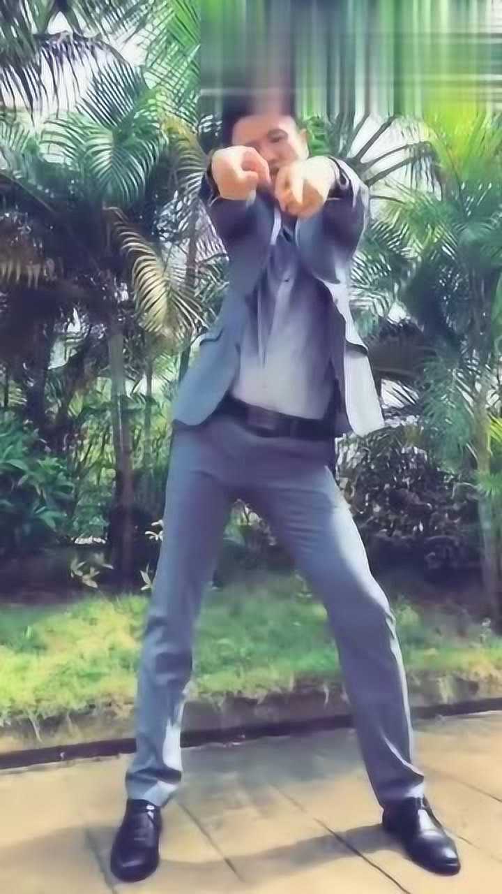 有人还记得这网红大叔吗?穿西装跳这个舞蹈更搞笑