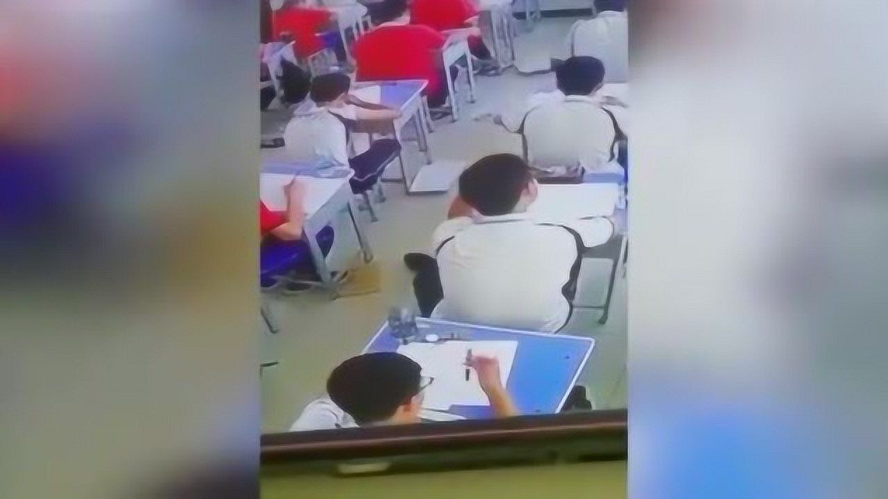 女同学上课用脚挠痒痒，回头鞋没了哈哈哈哈哈_高清