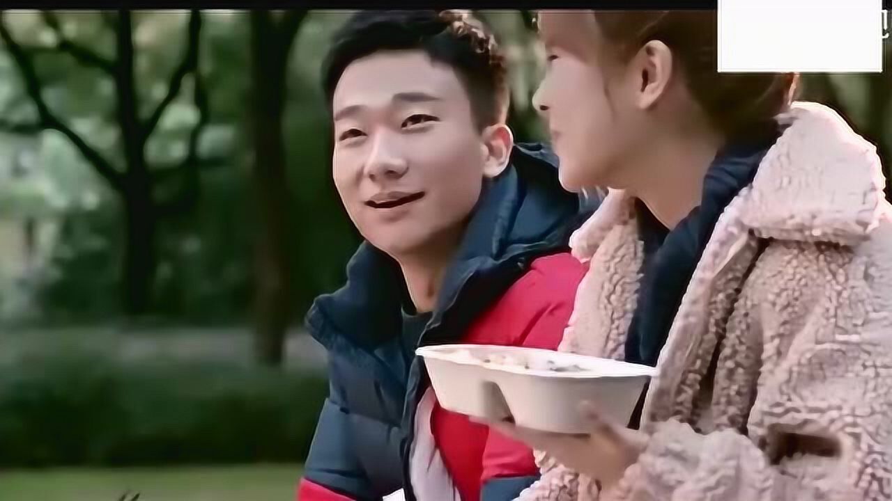 欢乐颂应勤和小蚯蚓在公园座椅上吃饭小蚯蚓很开心