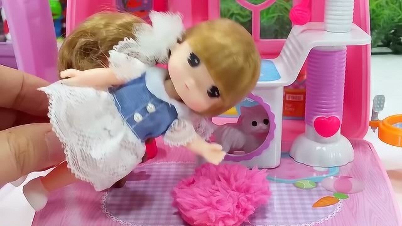 芭比娃娃玩具糊糊非常细心的照顾宠物小狗和小猫