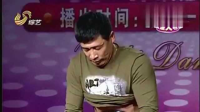 余华东表演绝活脚踩灯泡肚子吸矿泉水桶同时用头开砖