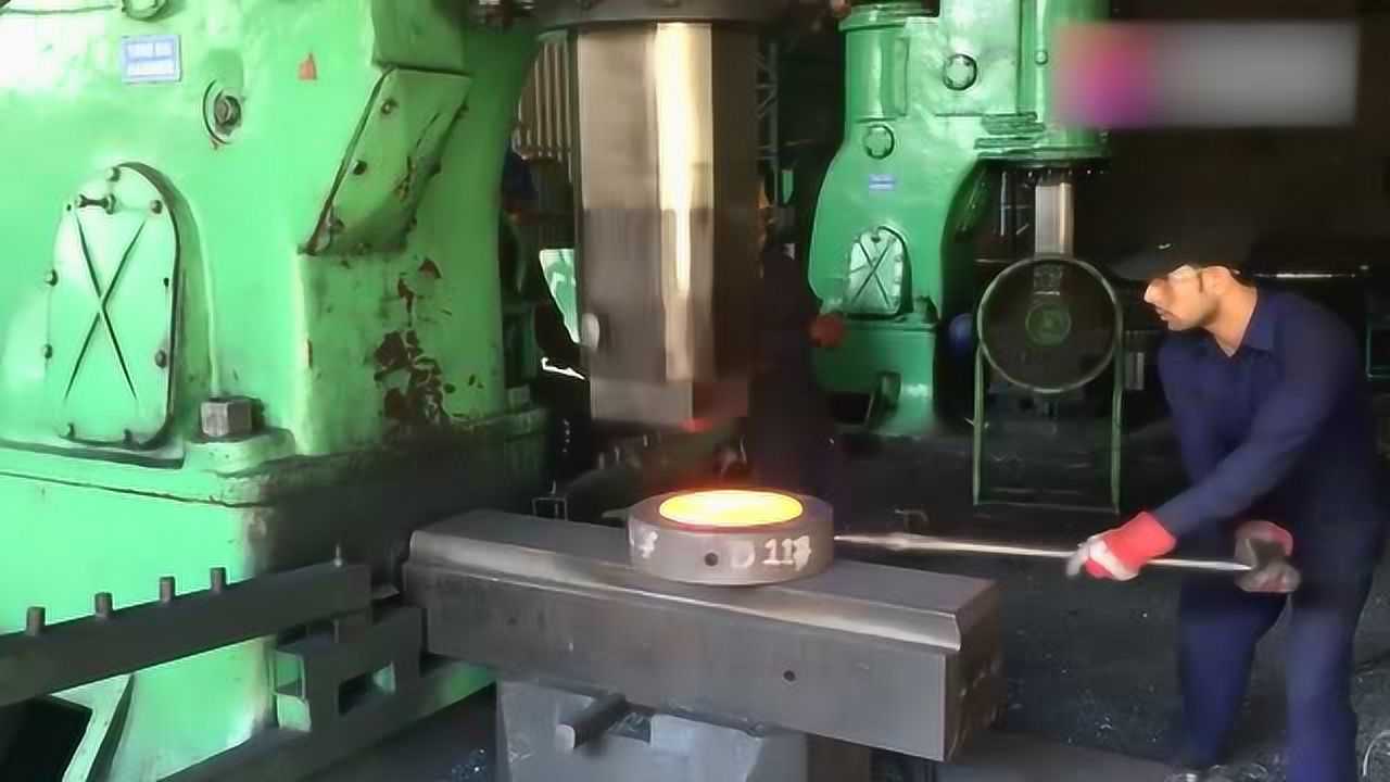 锻造厂实拍，烧得通红的铁块，是如何锻打成想要的形状！_腾讯视频
