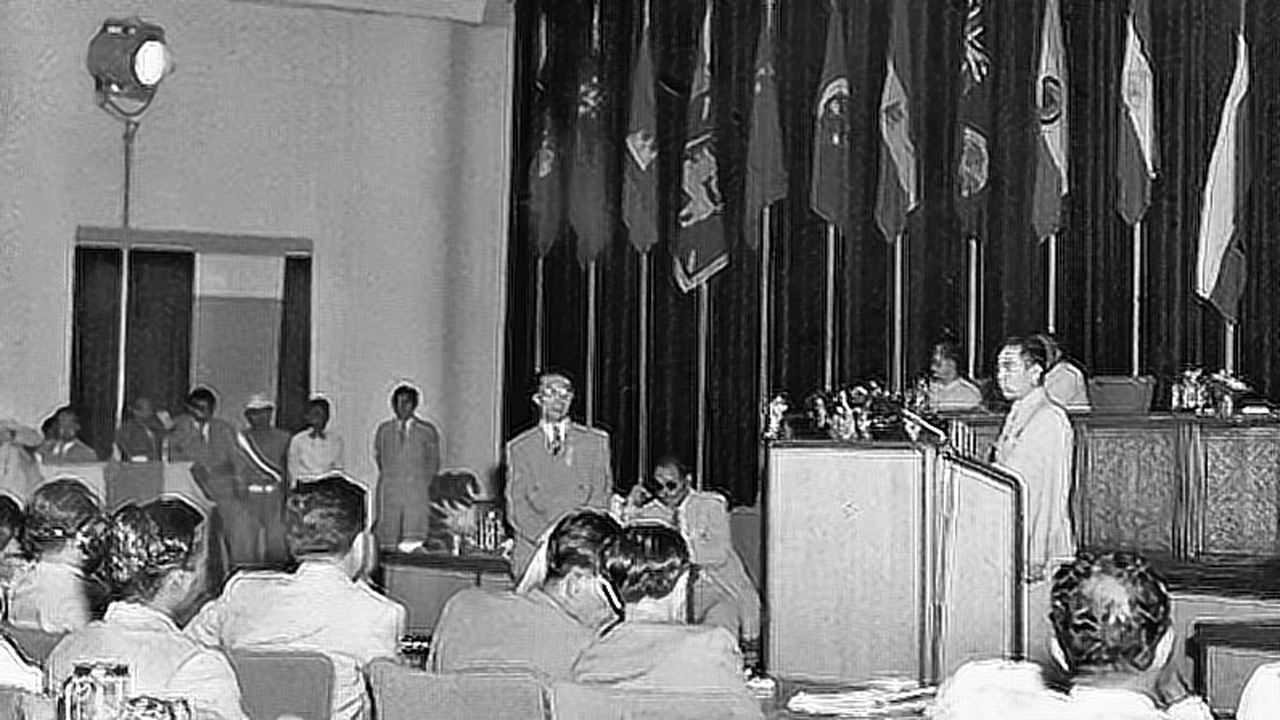 周总理万隆会议珍贵原声画面,发言完毕后全场掌声持续不断!_腾讯视频