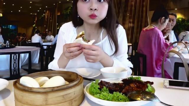 小伶:一起来新加坡吃美食,看擎天大树灯光秀吧!