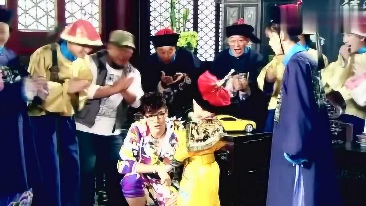 小屁孩欺负帅小伙，立马被扒裤子打屁股！_高清