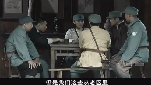 淞沪军师长和八路女队长比试枪法，自己拿起轻机枪打靶