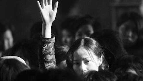 一部让人愤怒的电影，江一燕举起手的时候，眼泪再也止不住了