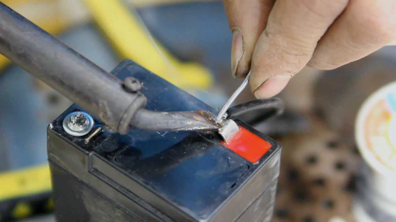 电动车电池有电不走多数原因是因为电池铜片修理下电池还能用