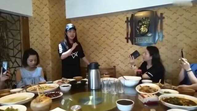 美女饭桌唱越剧《紫玉钗》好有味道