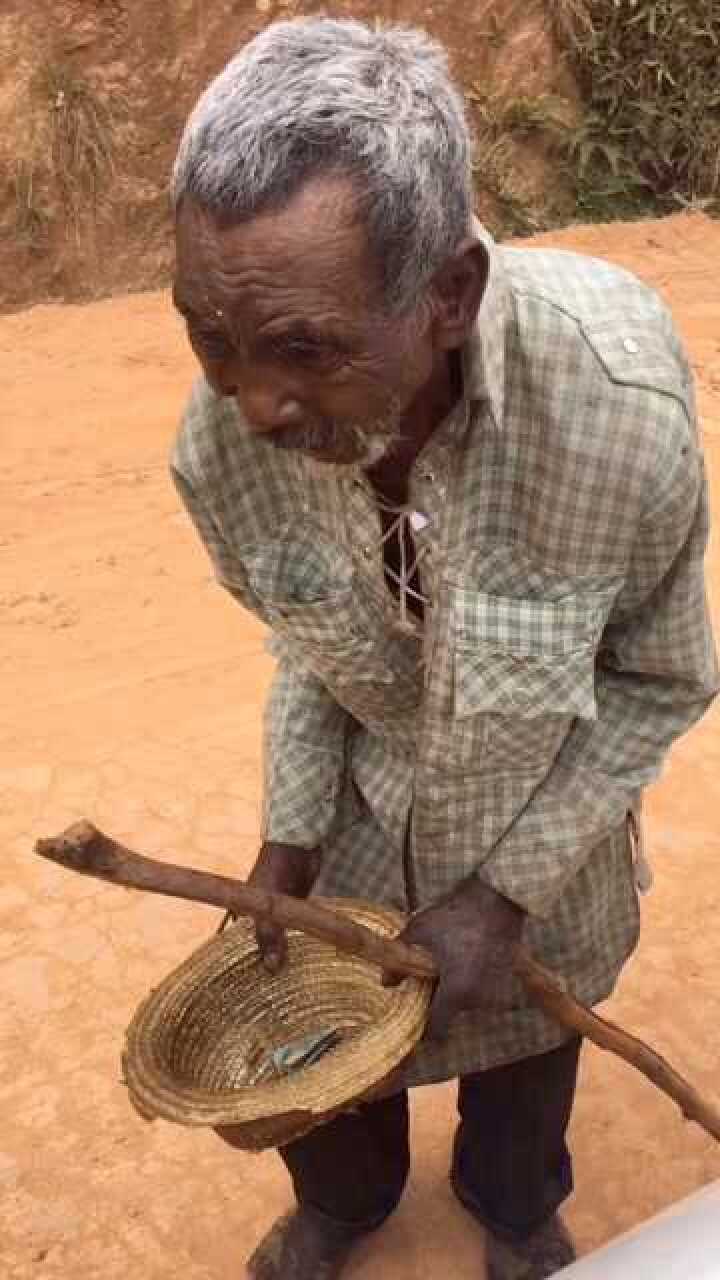 路边遇到乞讨的老人,顿时心酸的心情!