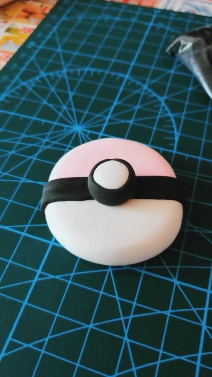 用粘土做的精灵球