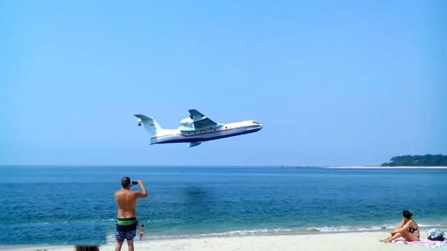 近距离实拍飞机低空飞过,声音太震撼了!