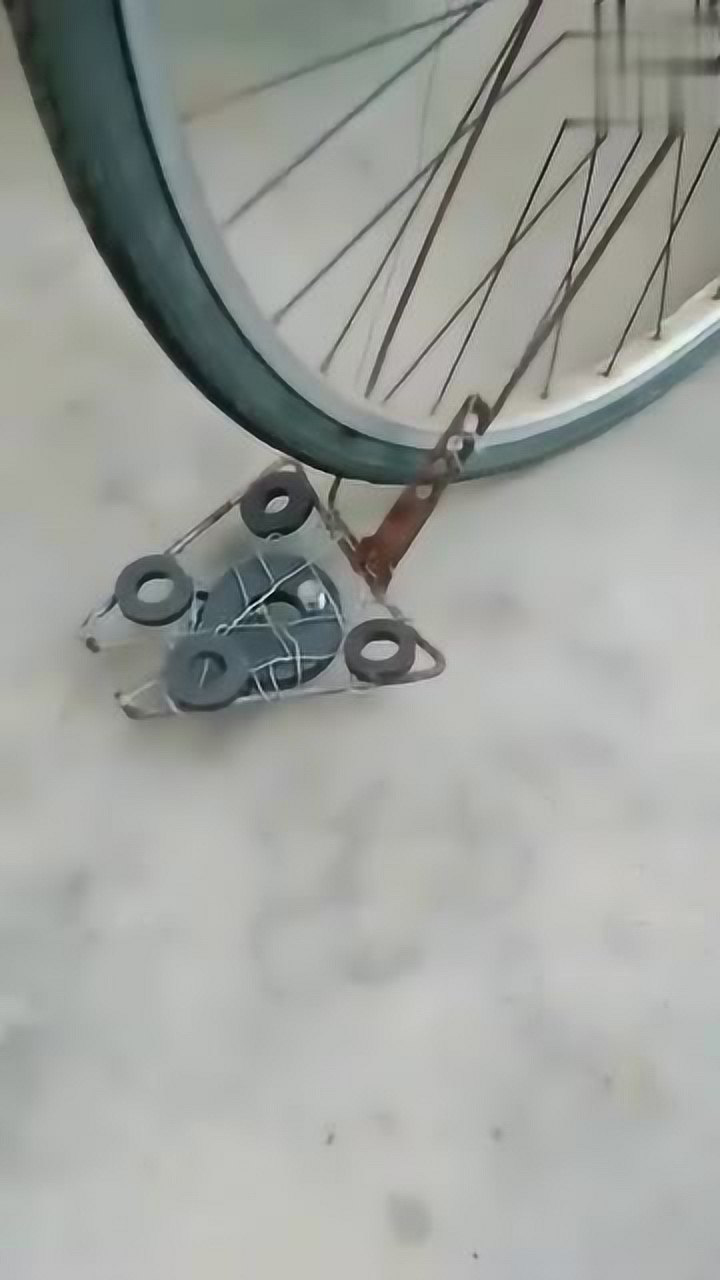 高手钻民间,牛人自制自行车强磁力防扎胎神器,感觉怪怪的!