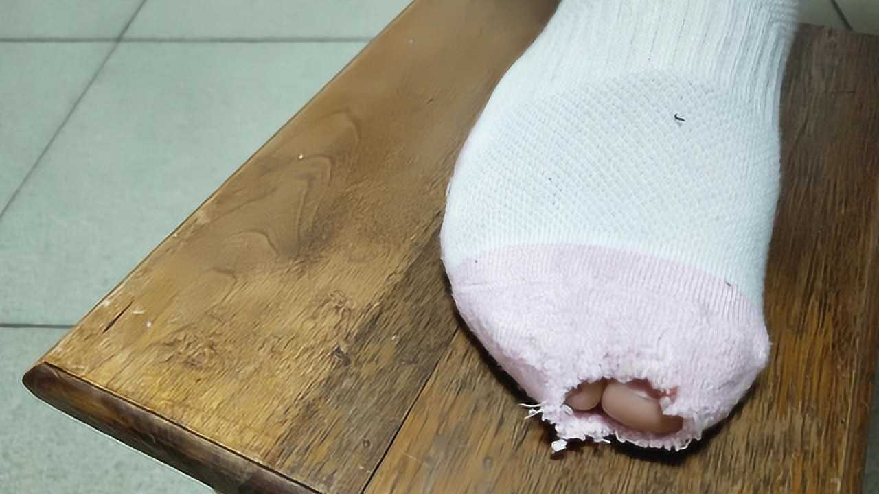 袜子破洞了别着急,教你不用针线缝的小方法,隐形无痕像新的一样