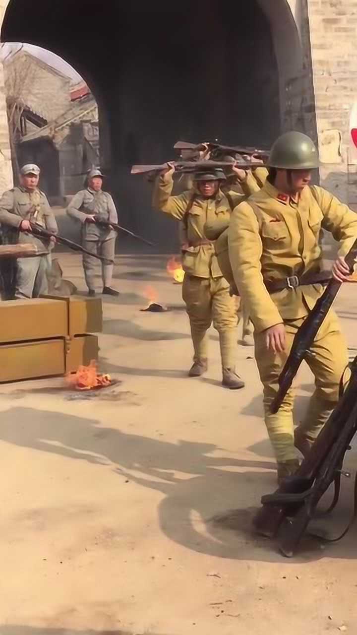实拍拍戏片场小日本举枪投降现场戒备森严