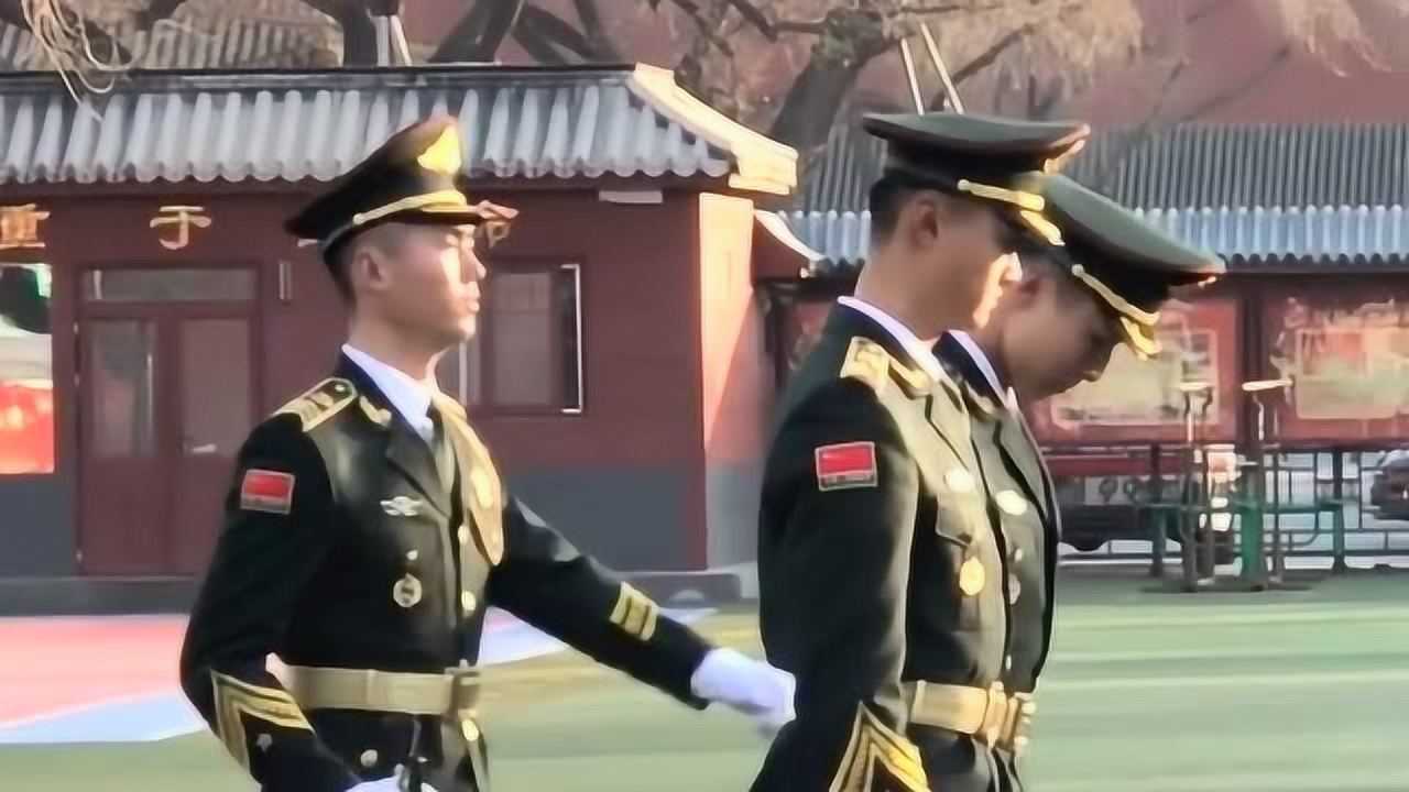 三军仪仗队整装准备出行张自轩走得有点慢了