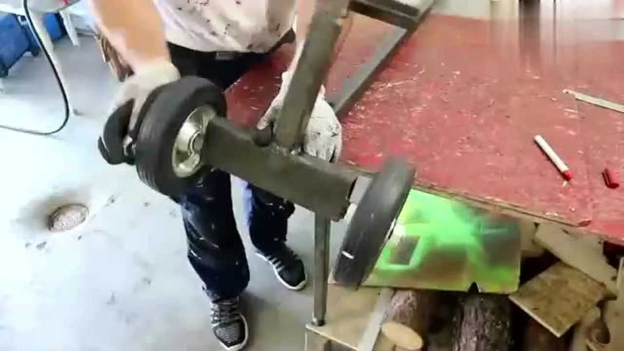 民间牛人自制一个抬车工具,在家也能修车换轮胎了,真是太有才了