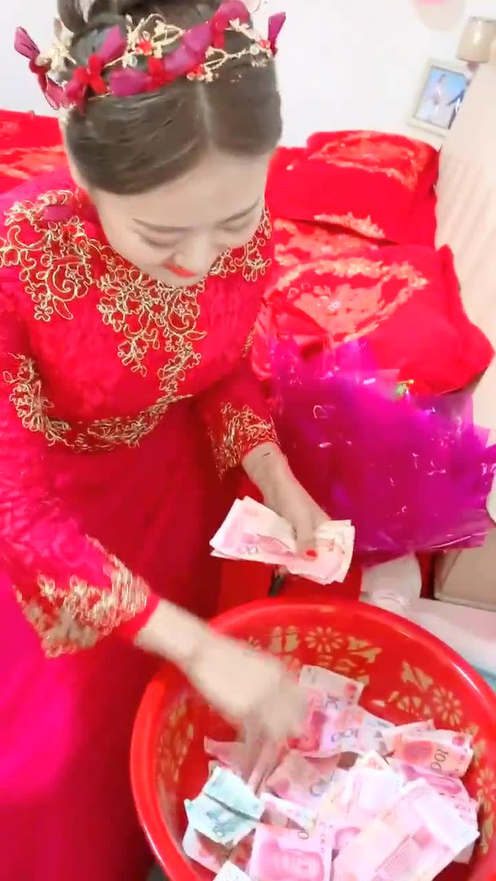 新娘子在数钱