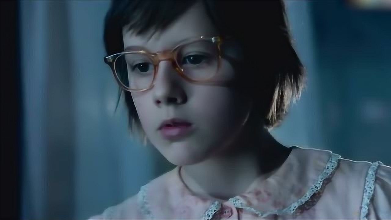 圆梦巨人小女孩睡不着觉拉开窗户看到了圆梦巨人