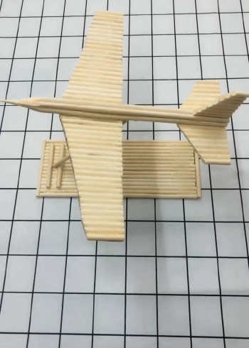 一次性筷子做的飞机模型.
