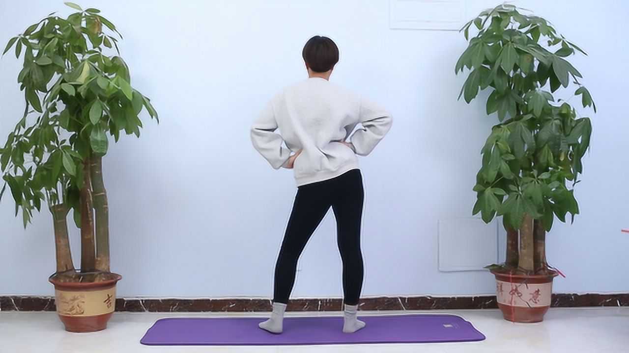 坚持原地手叉腰,左右扭腰带胯,6天扭掉腰上赘肉,腰细了好看