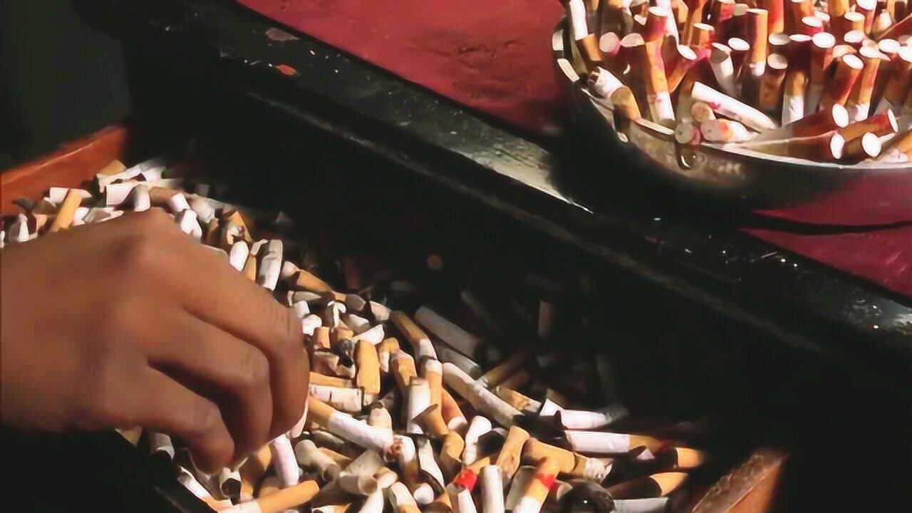 女子烟瘾太大,每天至少抽100包烟,烟头多得家里的抽屉都放不下!