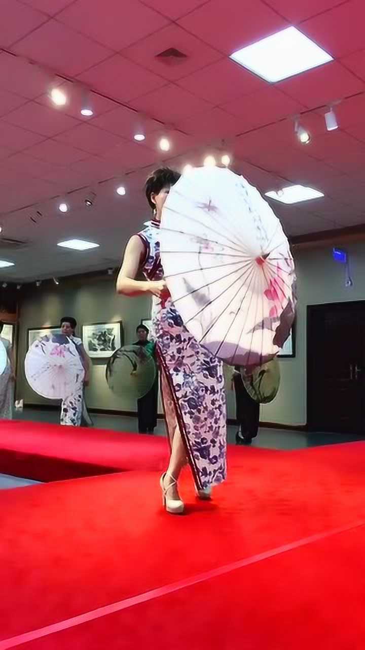 美女形体礼仪导师教你旗袍礼仪举手投足之间尽显中国古典美