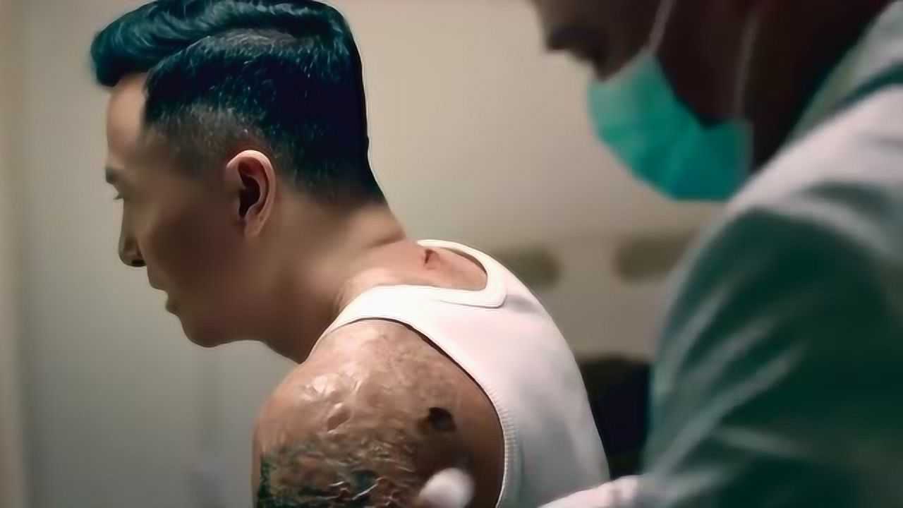 大师兄在医院看病时被医生发现身上有弹孔,原来当老师也这么危险