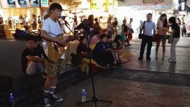 小伙子街头边弹边唱,一首《夜空中最亮的星》让人听了流连忘返