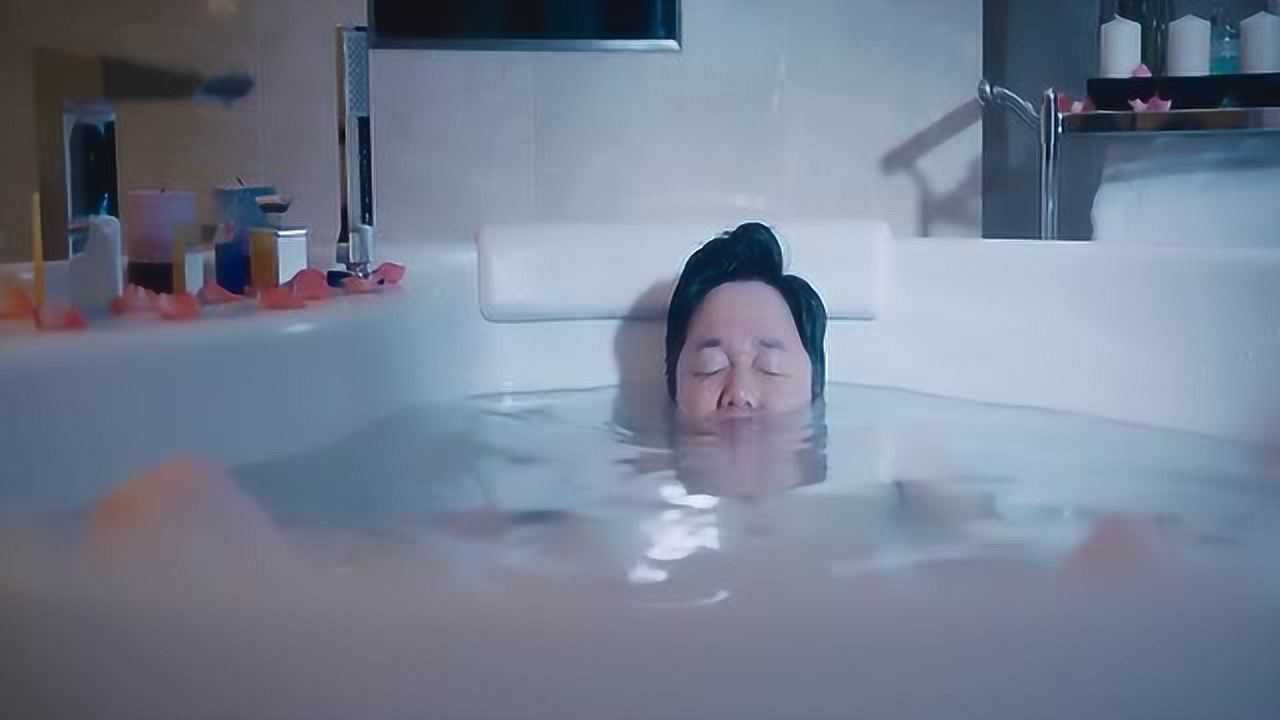 情圣:肖央洗澡以为在喝酒,喝了很多洗澡水