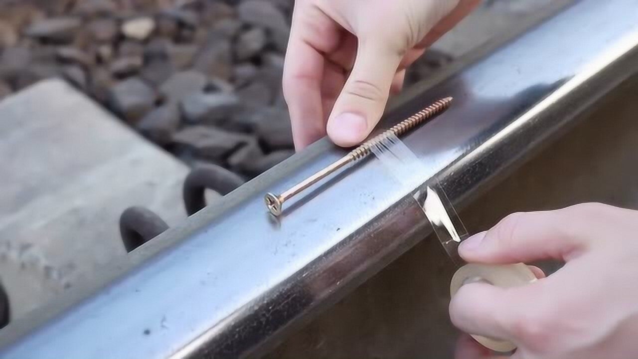 把钉子放在铁轨上,火车压过是什么样子?