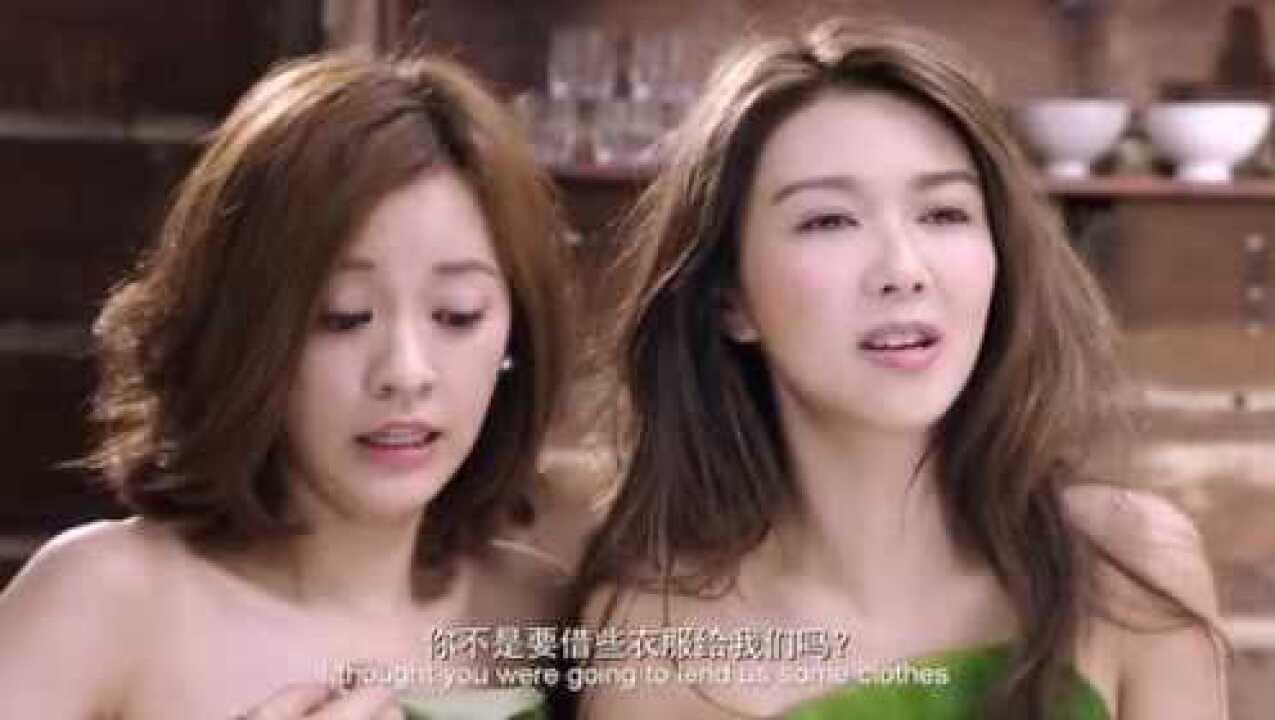 尴尬了！三个美女被扒光衣服埋在沙滩，只能找了片叶子当衣服！_高清