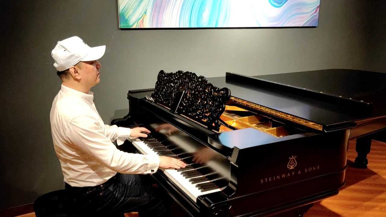 一千多万的中国一号施坦威钢琴上演奏中国歌剧《芥子园》主题,演奏者