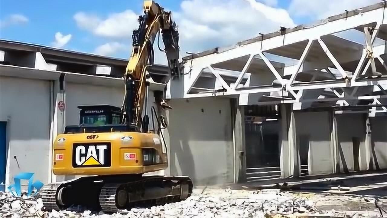 实拍cat破拆机拆厂房,把钢管钢筋回收过来!