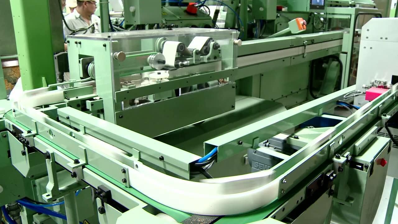 卷烟机正在运转