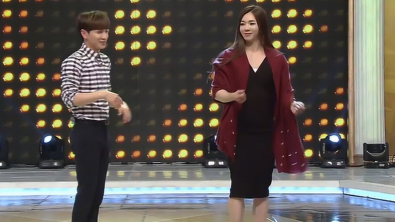 韩国美女模特秀身材，“脱衣”的瞬间观众沸腾了，网友：太猛了吃不消！_高清