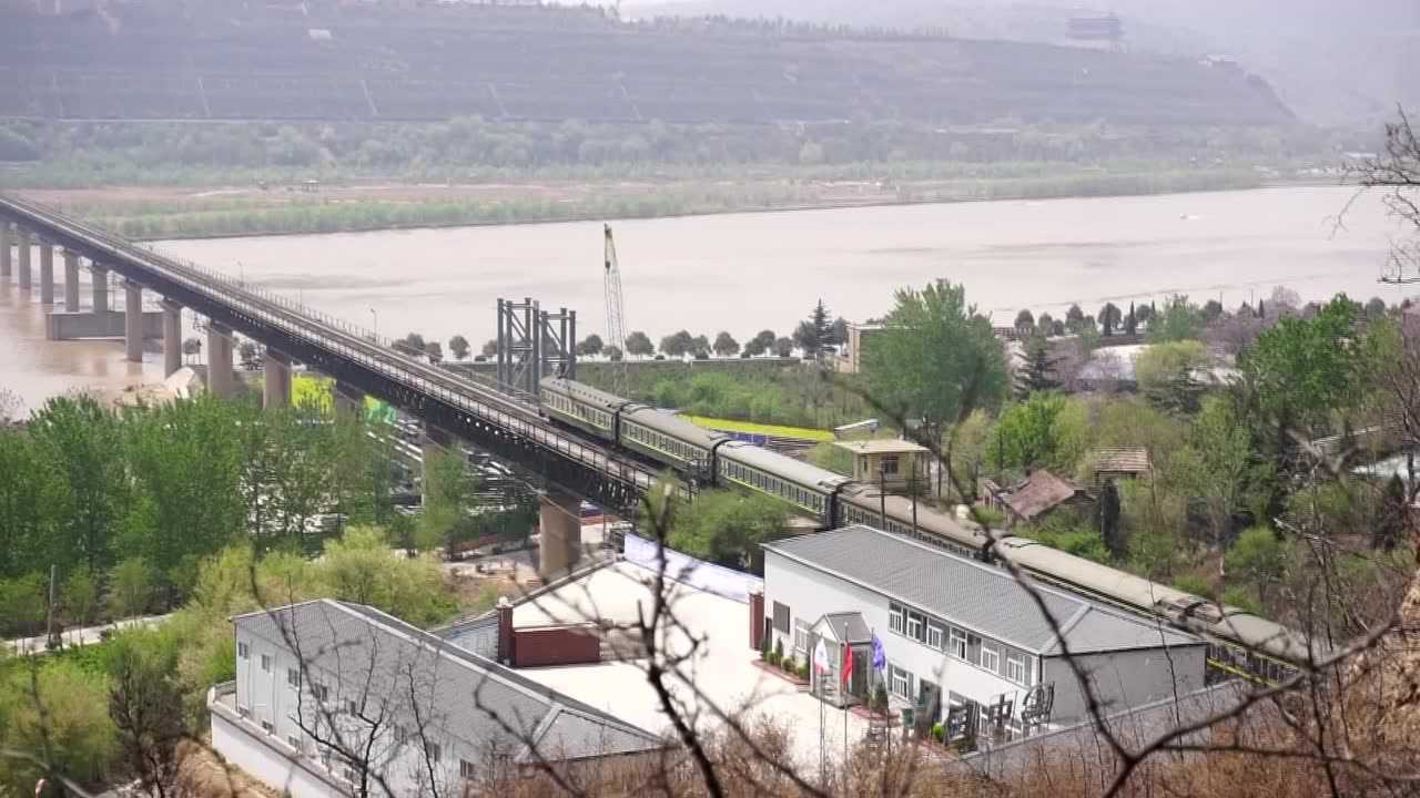 k2666次通过风陵渡黄河铁路大桥