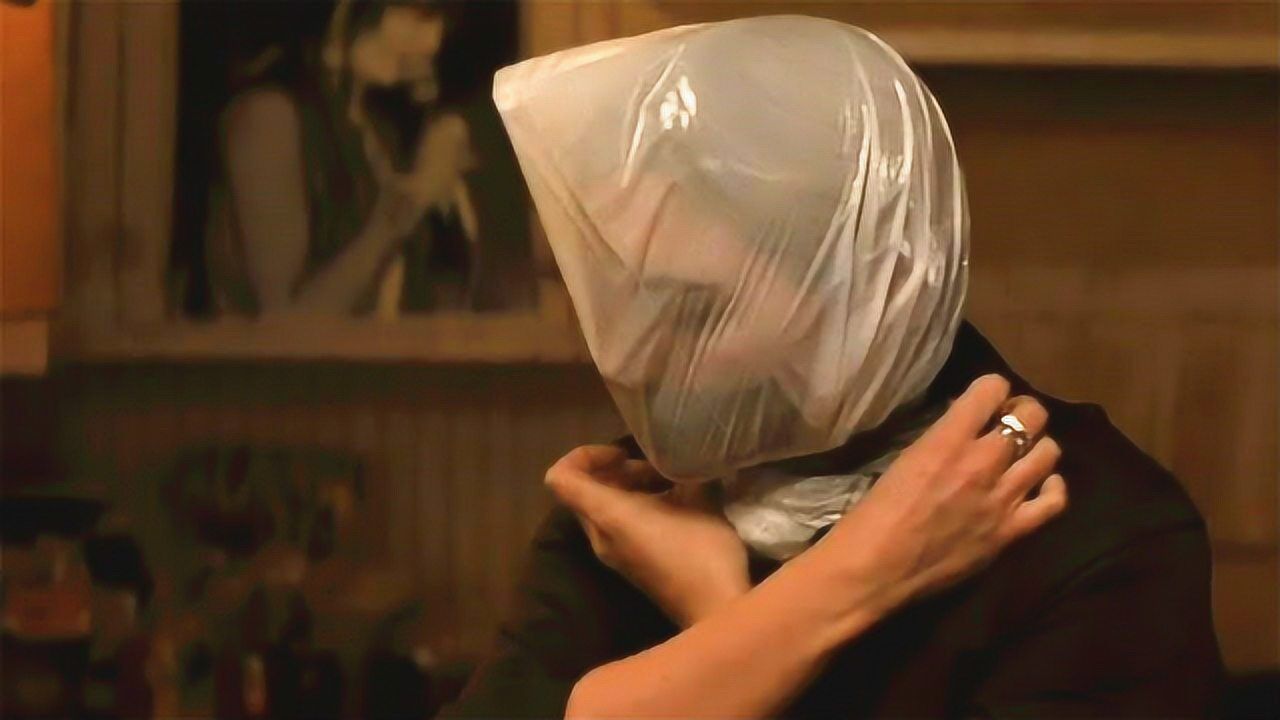 女警为调查真相亲身感受塑料袋套住的窒息不料危险正在靠近她