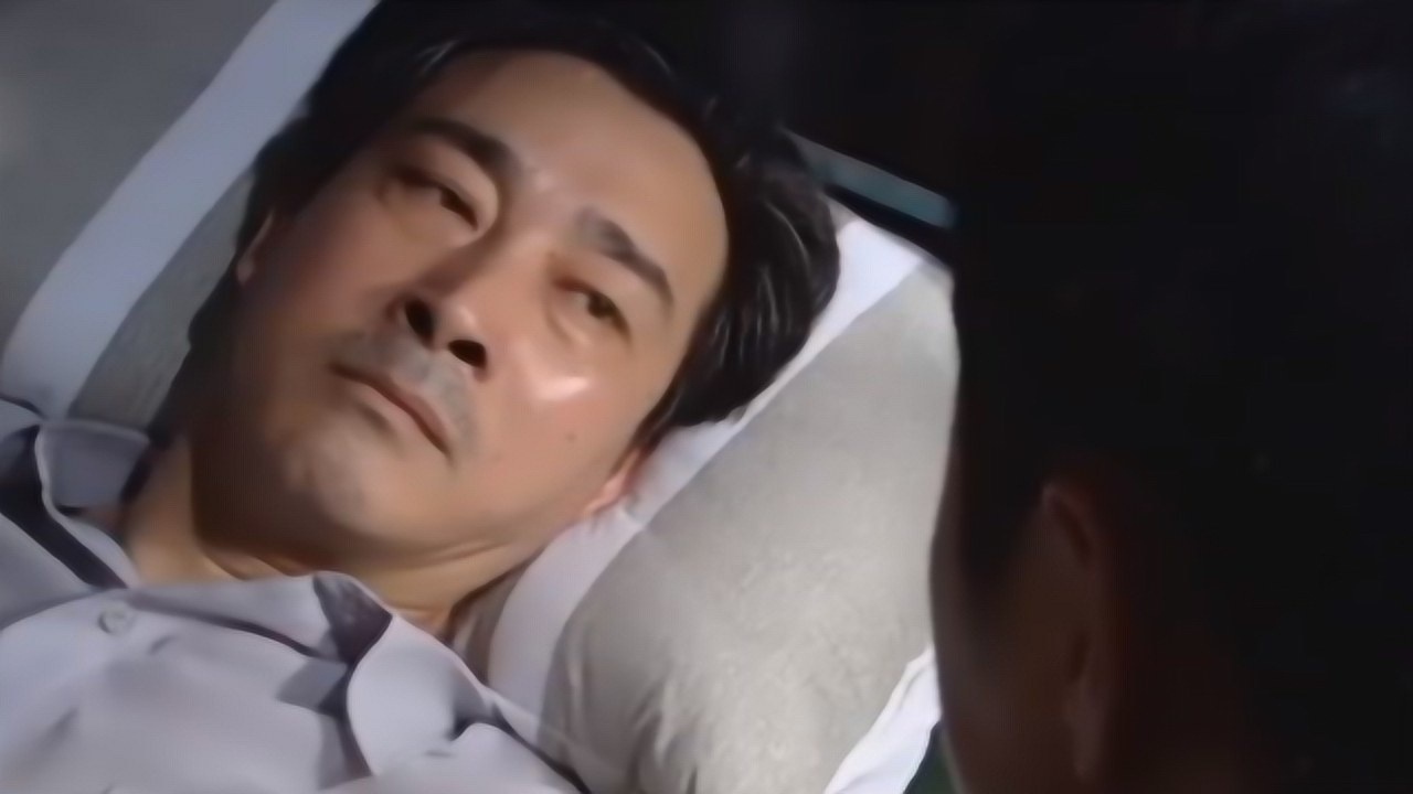 狭路相逢:儿子来喂父亲吃饭,却被他狠狠一头撞脸,痛得他捂住鼻子