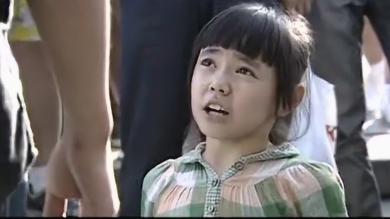 男子当街打闺女屁股，群众拦都拦不住，小女孩下跪求饶_高清