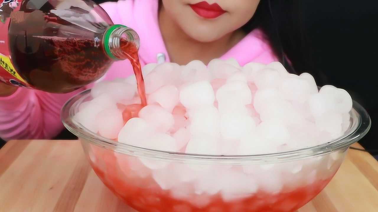 美女吃播超大碗空心冰倒满饮料用勺子舀着吃冰爽可口真过瘾