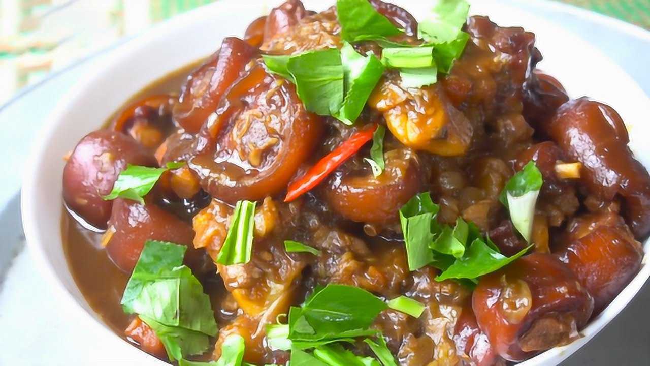 牛尾巴处理干净后,放在锅中炖煮,煮好后色泽真不错!