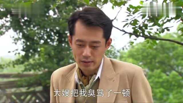 玉卿嫂重新回到蔺府,原谅了胖妈,并为蔺宗义的婚事准备绣品